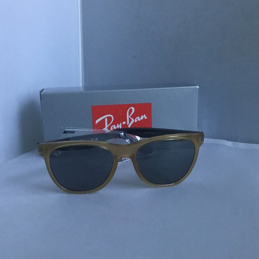 Ray-Ban Classic Gold Sunglasses